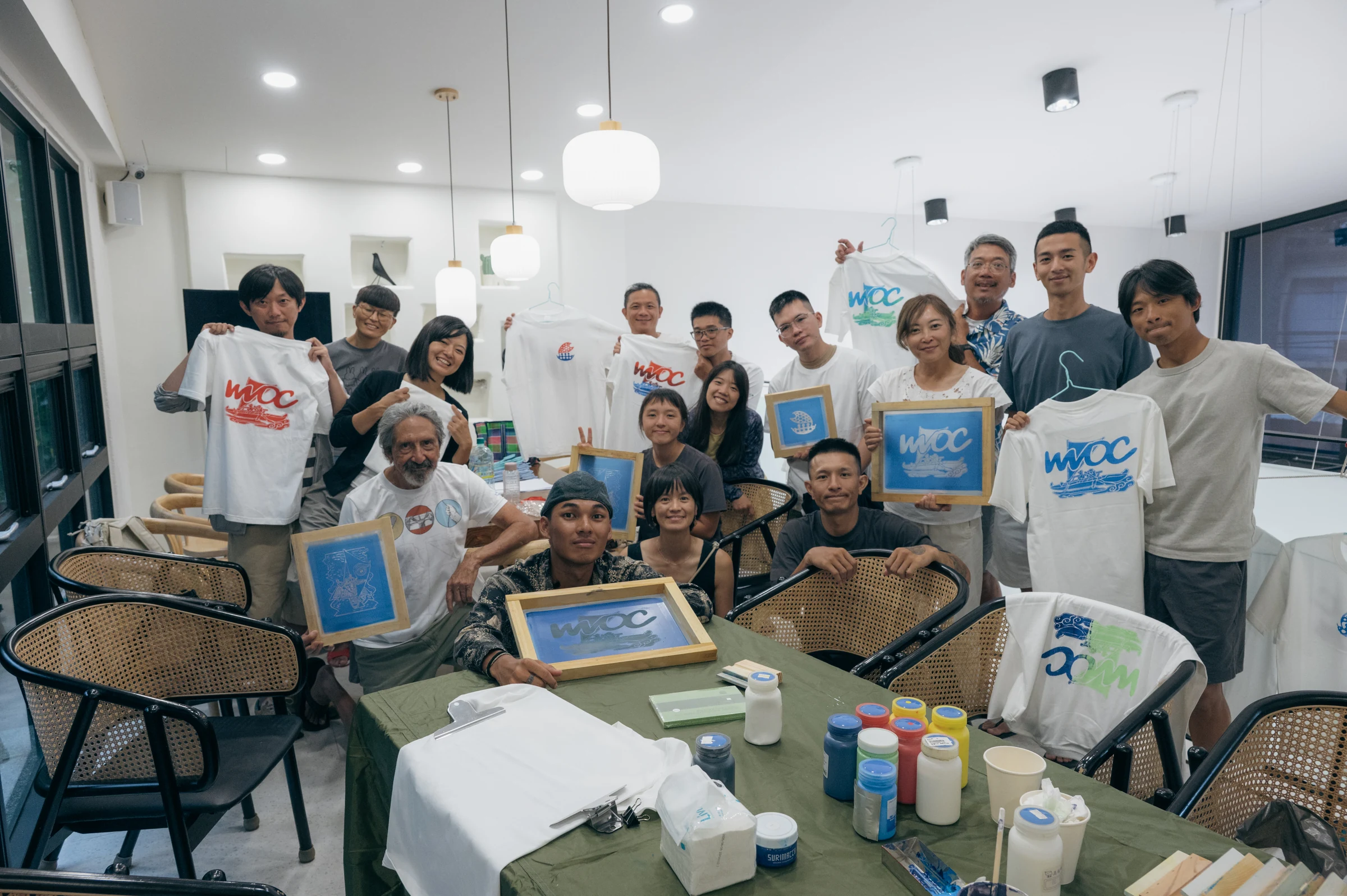 參與者拿著完成的航海主題絹印 T-shirt 與網版一起合照